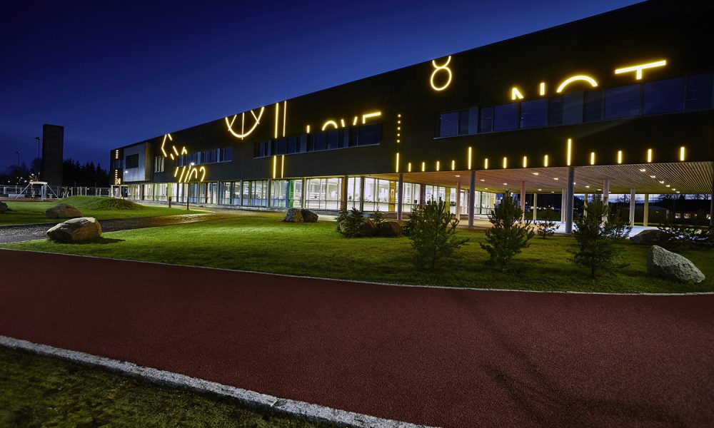 ZENISK-lighting-belysning-Spikkestad ungdomsskole-Fasade- Light art-001